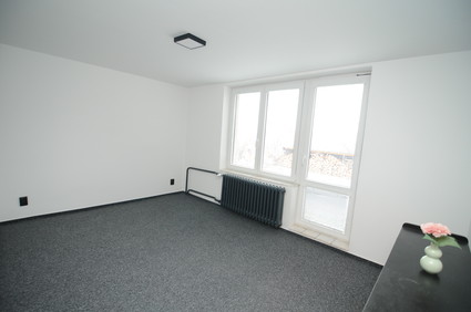 Pronájem bytu 2+kk, 47 m² – v přízemí rodinného domu v klidné čtvrti - Fotka 3