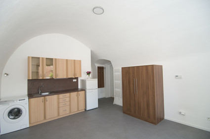 Pronájem bytu 1+kk u náměstí s nádherným výhledem a posezením ve dvoře - Fotka 13